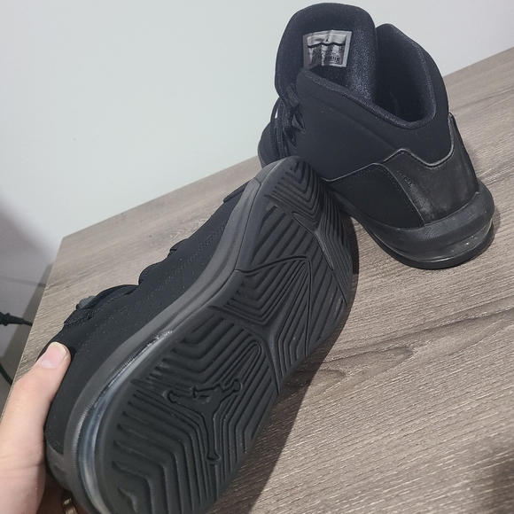 Jordan Air Deluxe Triple Black -807717-010- Size 8 women's - Pre-Owned - Picture 5 of 8